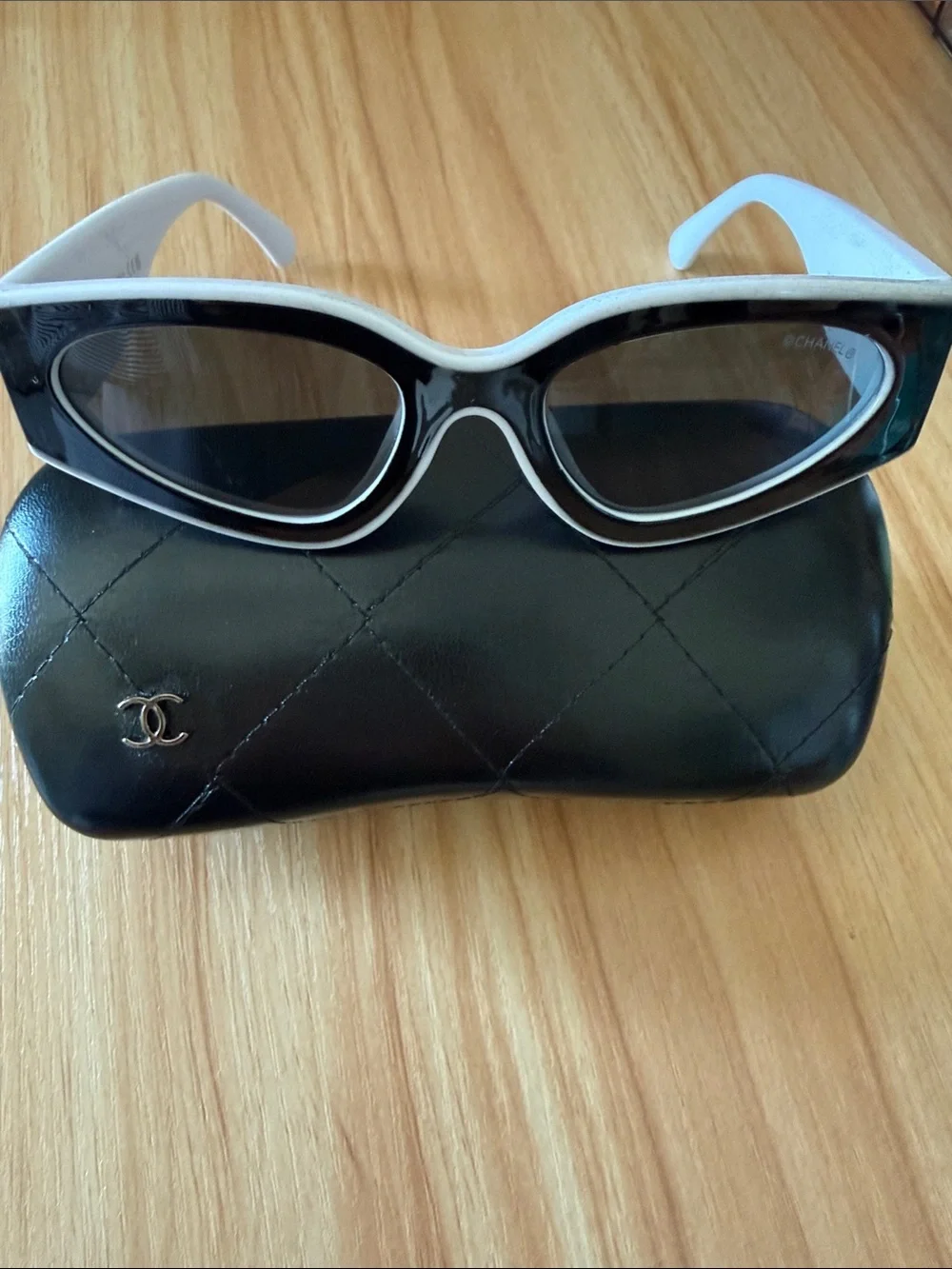 CHANEL Black and White Cat-Eye Sunglasses like new with case & box ❣️